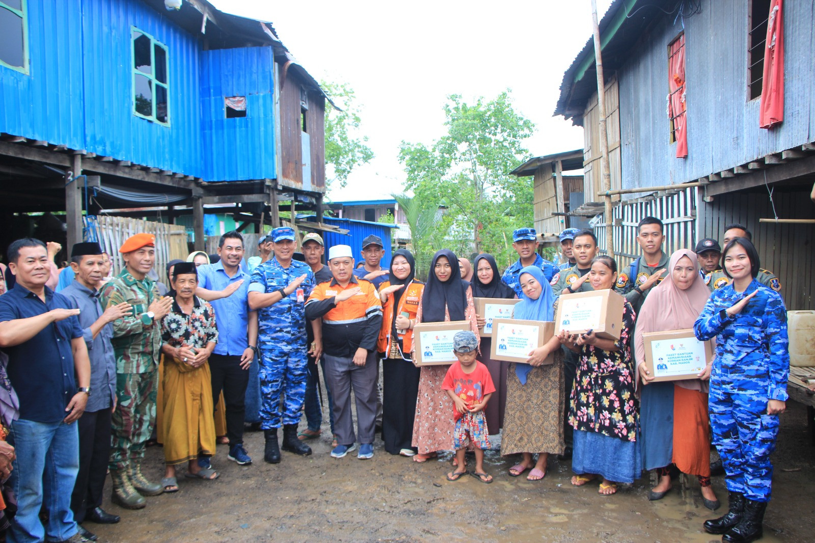 Danlanud Sultan Hasanuddin Berikan Bantuan Ratusan Paket Sembako Untuk Korban Banjir Kabupaten Maros