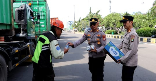 Satbinmas Dan Bhabinkamtibmas Bagikan Sarapan Gratis, Untuk Satpam