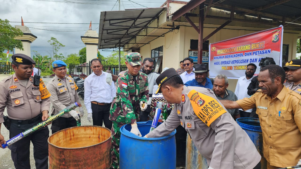 Dandim 1715/Yahukimo dan Kapolres Yahukimo Musnahkan Minuman Keras Hasil Patroli Gabungan TNI-POLRI di Yahukimo pada Tahun Baru 2025