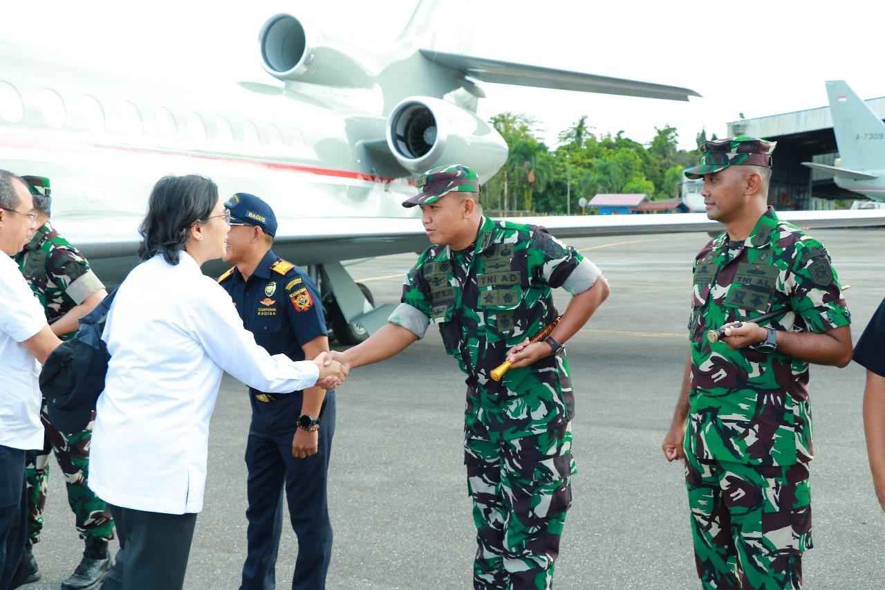 Dandim 1710/Mimika Sambut Kedatangan Menteri Pertahanan dan Menteri Keuangan di Bandara Mozes Kilangin