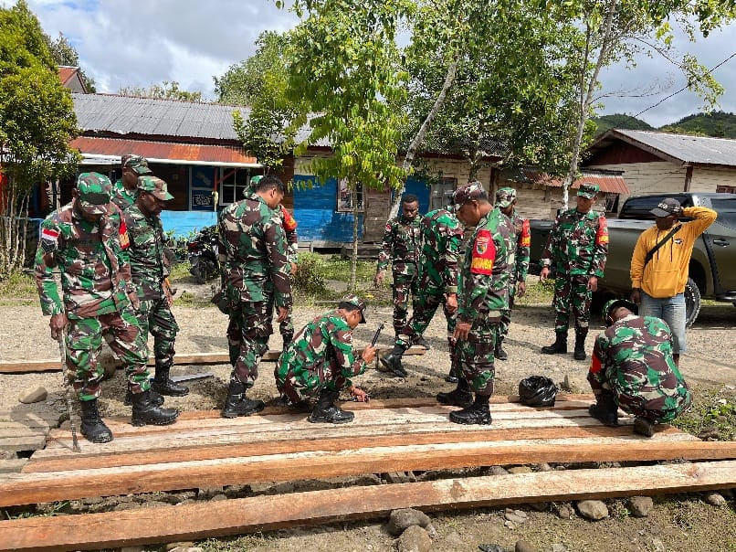 Sambut HUT TNI Ke-80, Babinsa Koramil 1715-01/Oksibil Kodim 1715/Yahukimo Laksanakan Karya Bakti di Kesusteran dan Gereja Gidi Kab. Pegunungan Bintang