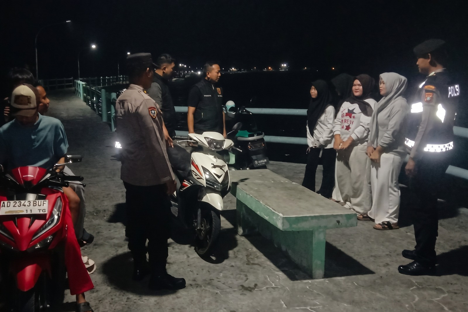 Patroli Malam Jakarta On The Spot di Pulau Tidung, Polisi Perkuat Sosialisasi Layanan Polisi 110 kepada Warga