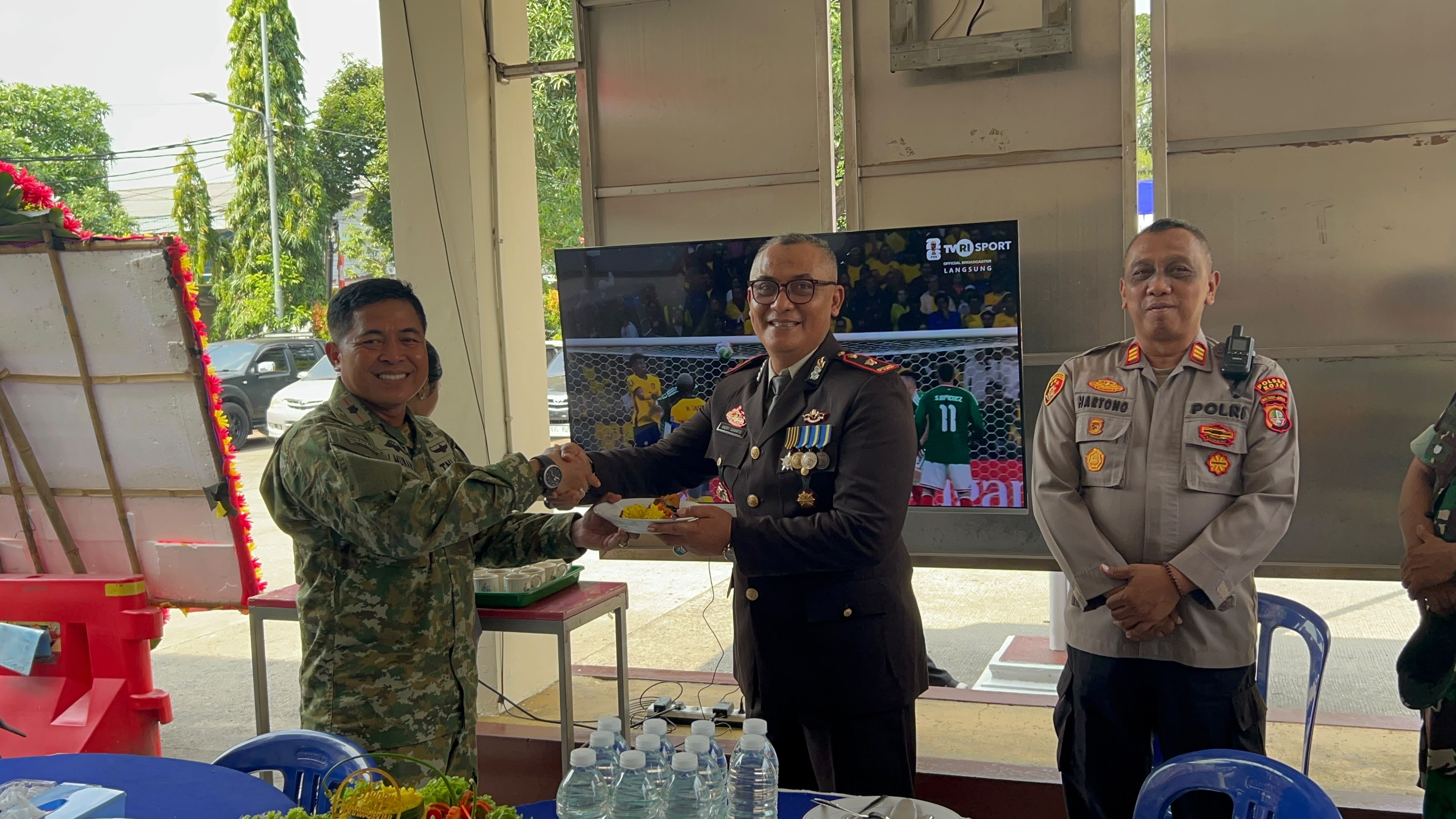 Danramil Koja Beri Kejutan HUT Bhayangkara ke-80 di Polsek Koja, Perkuat Soliditas TNI-Polri