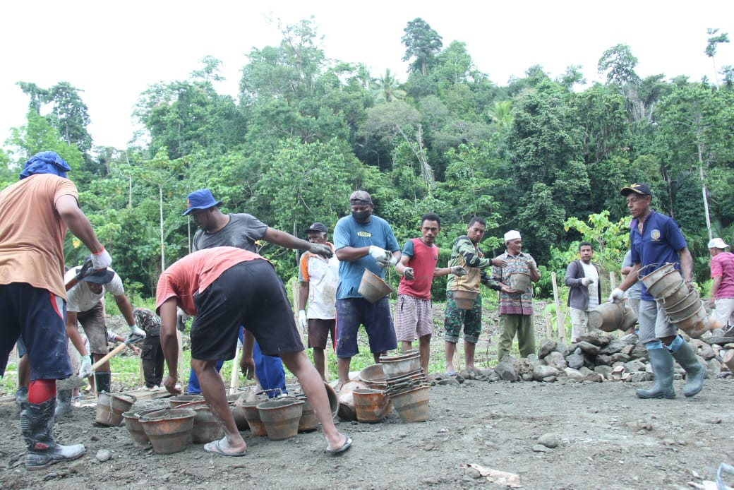 Kekompakan TNI dan Masyarakat Dalam Pembangunan Talud Pada Hari Ke-5 TMMD Kodim 1510/Sula