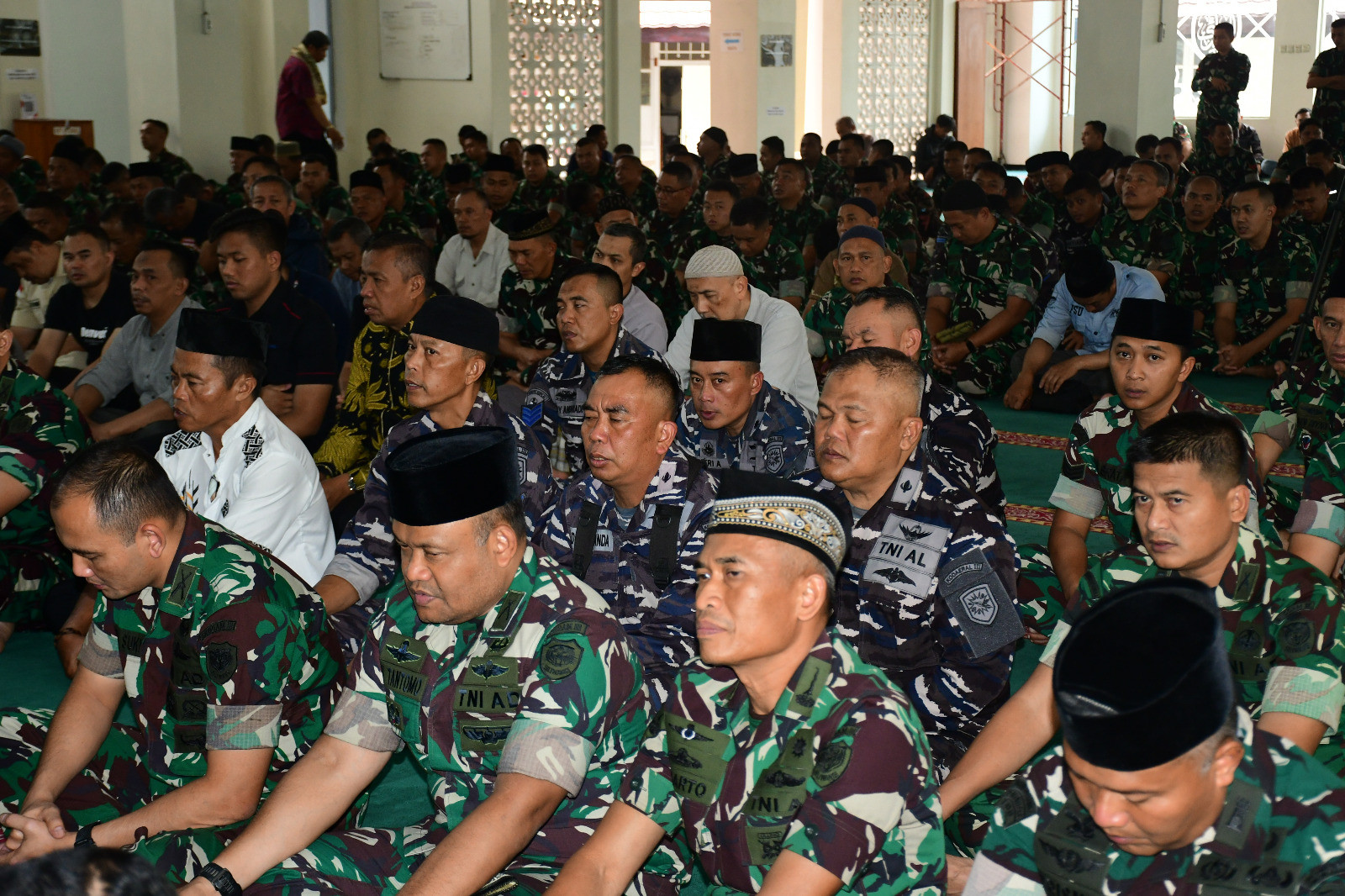 Komandan Beserta Prajurit Lanal Bandung Hadiri Doa Bersama Memperingati HUT Ke-80 Kemerdekaan RI Tahun 2025