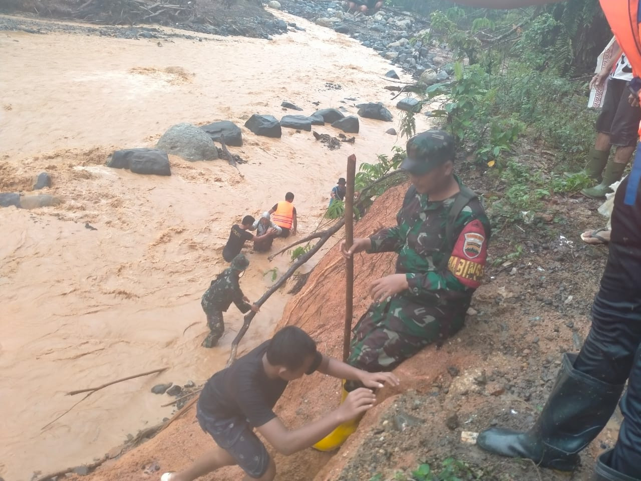 Satgas Gulbencal Kodim Tapteng Evakuasi Puluhan Warga Terjebak Banjir Susulan di Kecamatan Tukka
