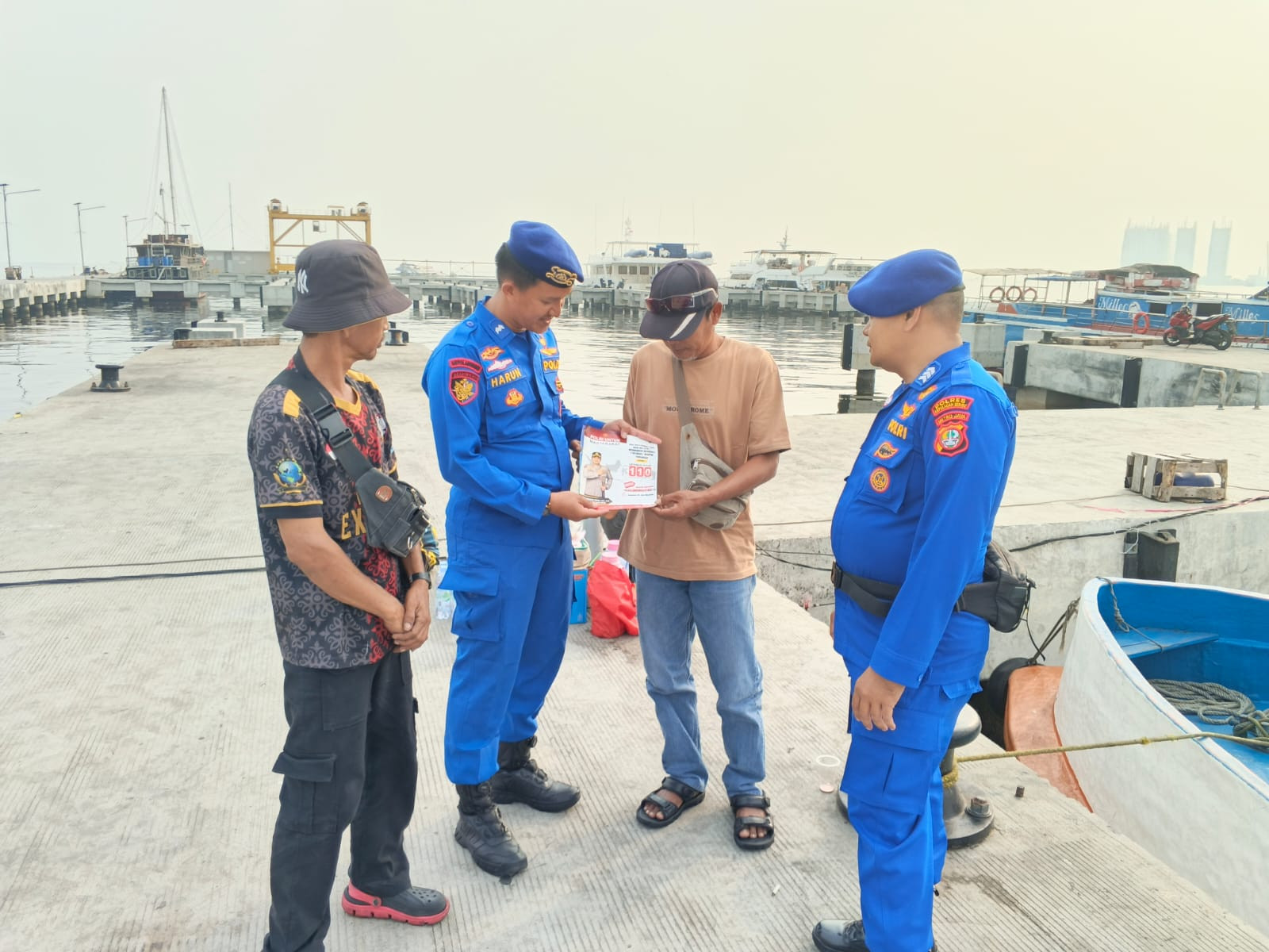 Satpolairud Sosialisasikan Polisi 110 dan Keselamatan Berlayar kepada Penumpang di Dermaga Kaliadem
