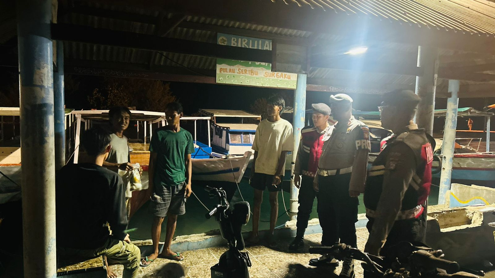 Polisi Baik Humanis, Polsek Kepulauan Seribu Utara Patroli Malam Himbau Warga Tidak Main Judi Online