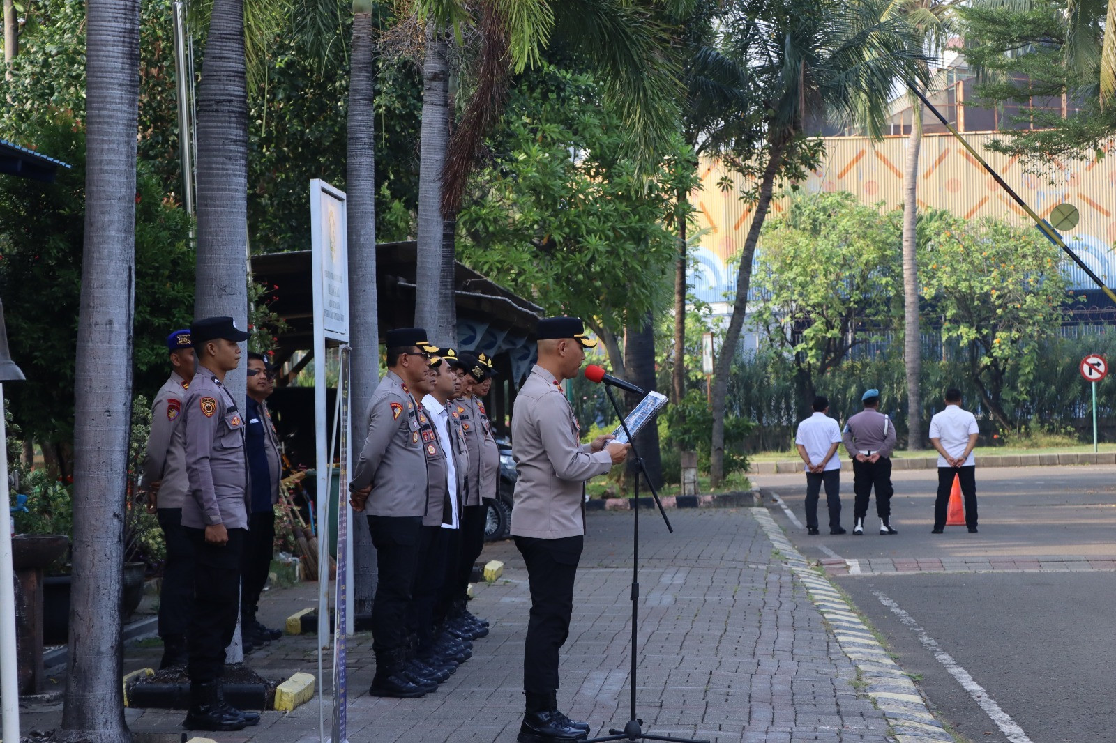 Apel Pagi Polres Kepulauan Seribu, Wakapolres Tekankan Pedomani Direktif Kapolda Metro Jaya