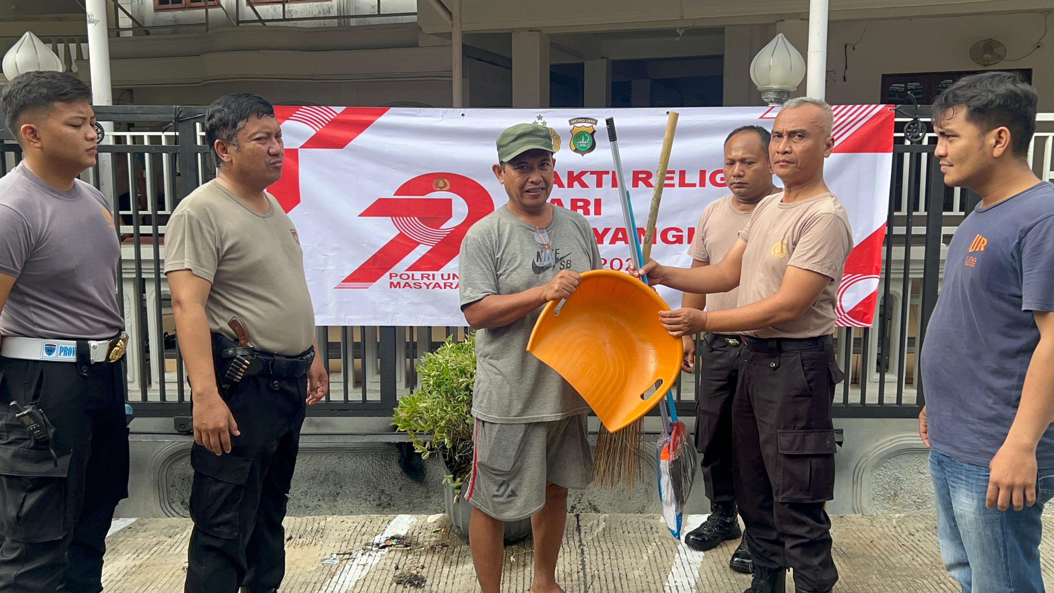 Polsek Koja Gelar Bhakti Religi di Dua Masjid dalam Rangka Hari Bhayangkara ke-79