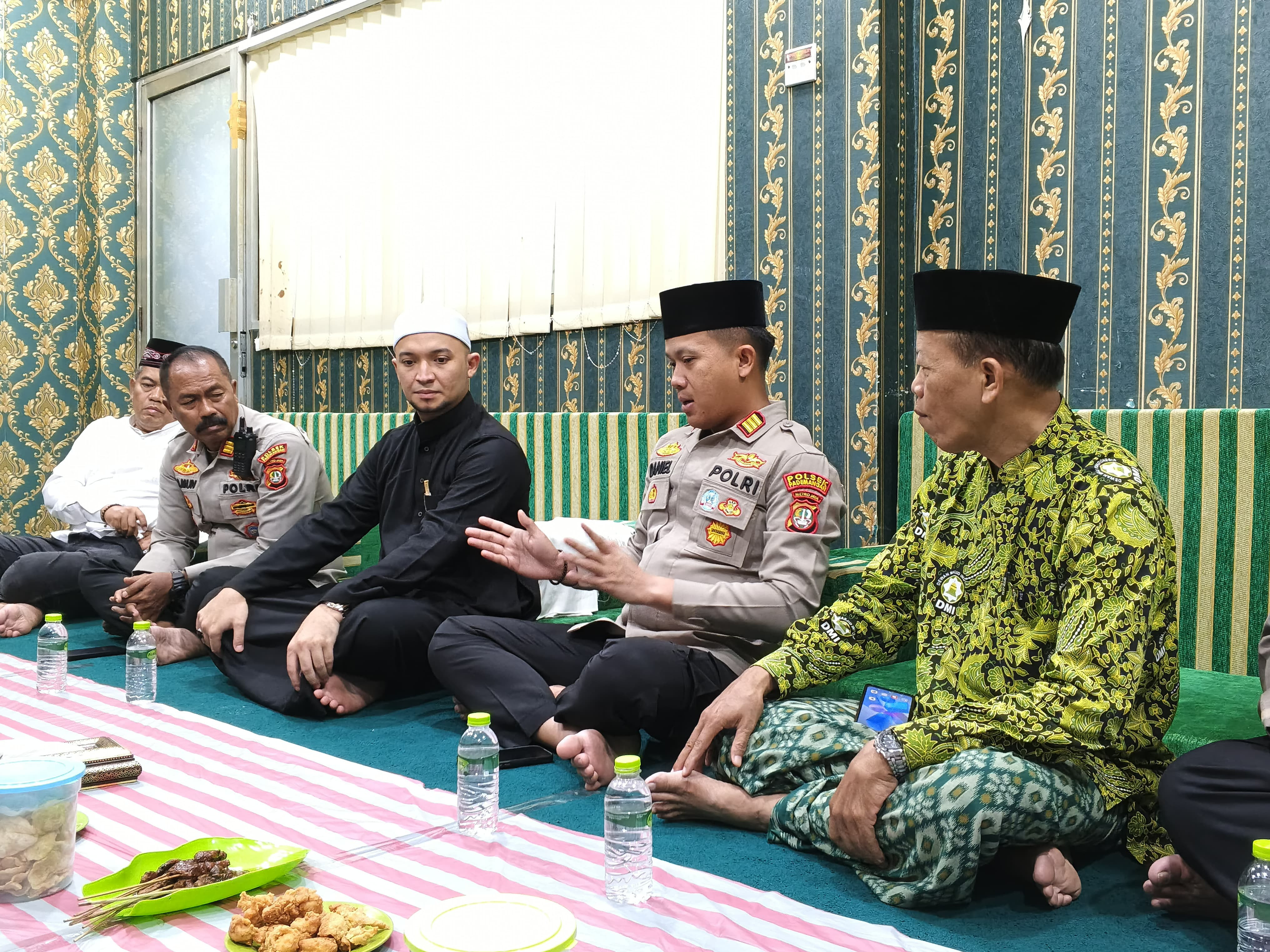 Kapolsek Pademangan Jalin Silaturahmi dengan Tokoh Agama di Masjid Kramat Kampung Bandan