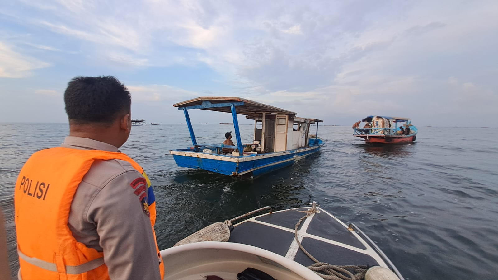 Heroik! Ditpolairud PMJ Selamatkan 11 Pemancing dari Kapal Bocor di Tanjung Priok