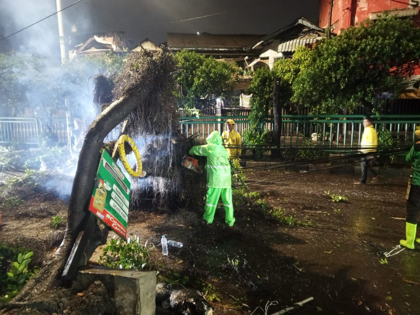 Aduan Warga via 110, Polsek Palmerah bersama Instansi Terkait Tangani Pohon Tumbang Di Ks Tubun