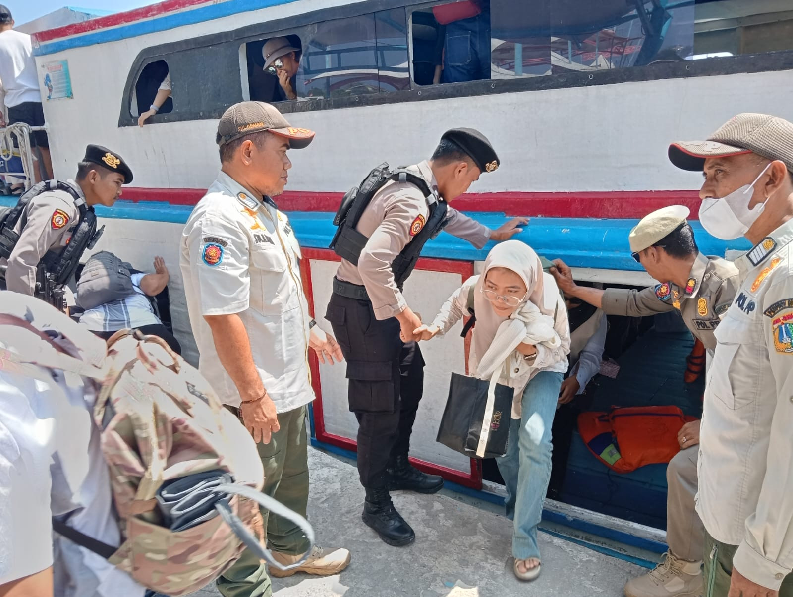 Polisi Baik Polsek Kepulauan Seribu Utara Bantu Penumpang di Dermaga, Wujudkan Wisata Aman dan Nyaman