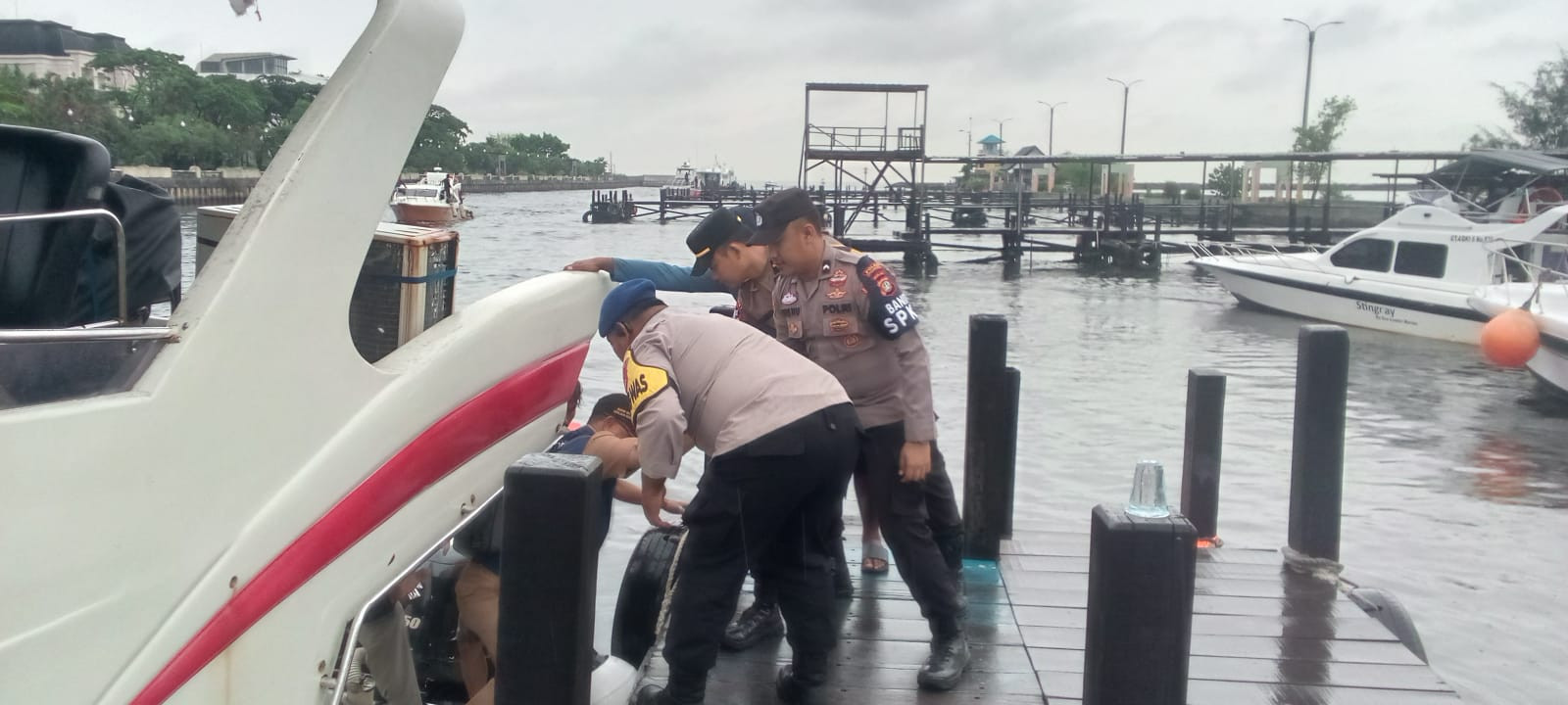 Polres Kepulauan Seribu Amankan Kedatangan Kapal di Marina Ancol, Petugas Bantu Penumpang dan Pastikan Keselamatan