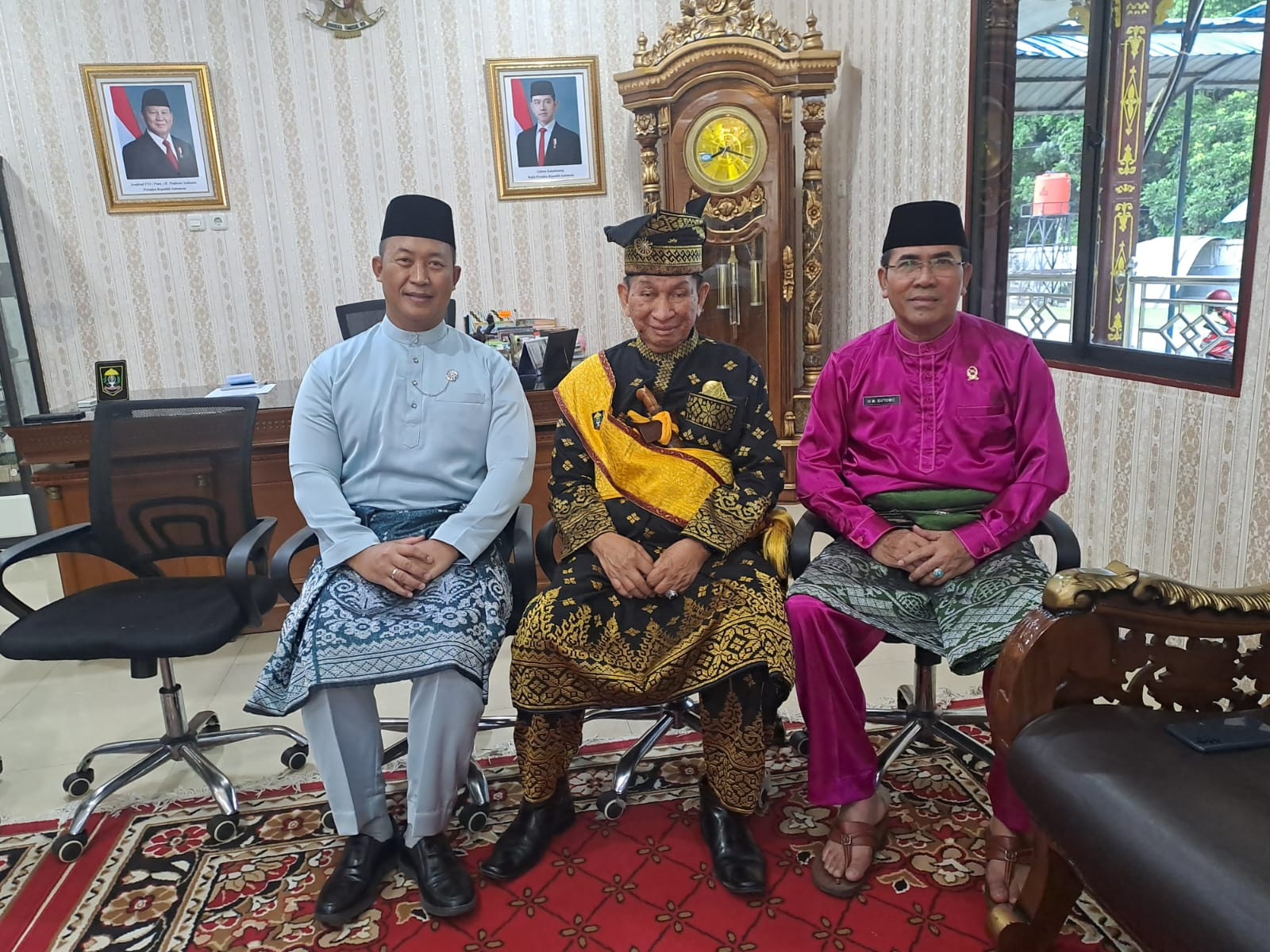 Wujud Sinergi dan Keselarasan Budaya, Danlanal Dumai Hadiri Upacara Penabalan Gelar Adat Datuk Seri Setia Amanah Kepada Gubernur Riau
