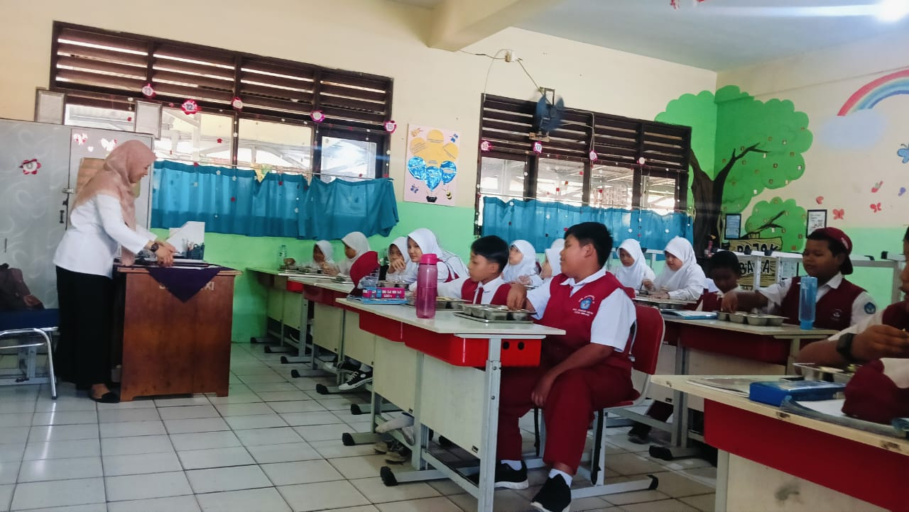 Sinergi TNI - Polri Pondok Gede dalam Rangka Program Makan Bergizi Gratis (MBG) Disalurkan untuk 854 Siswa di Jatiwaringin