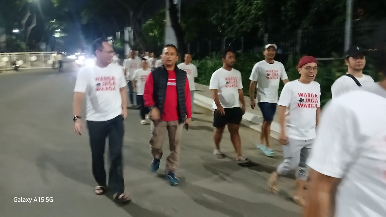 Respons Aksi Perusuh, Polsek Medan Satria bersama 3 Pilar dan Warga Summarecon Bekasi Gelar Long March Jaga Lingkungan