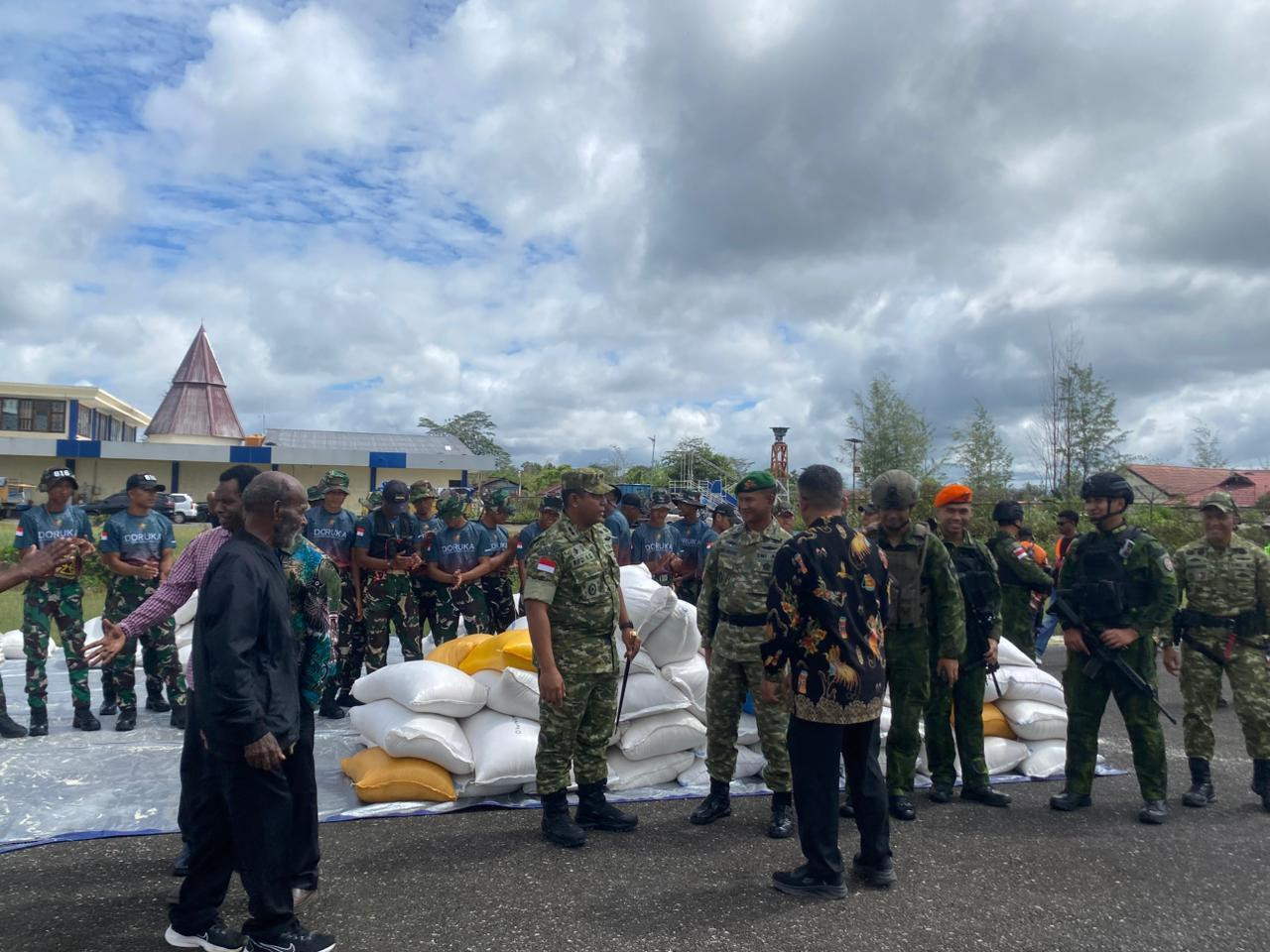 Pasokan Beras ASN Tiba di Yahukimo, Diangkut Hercules C-130 TNI AU
