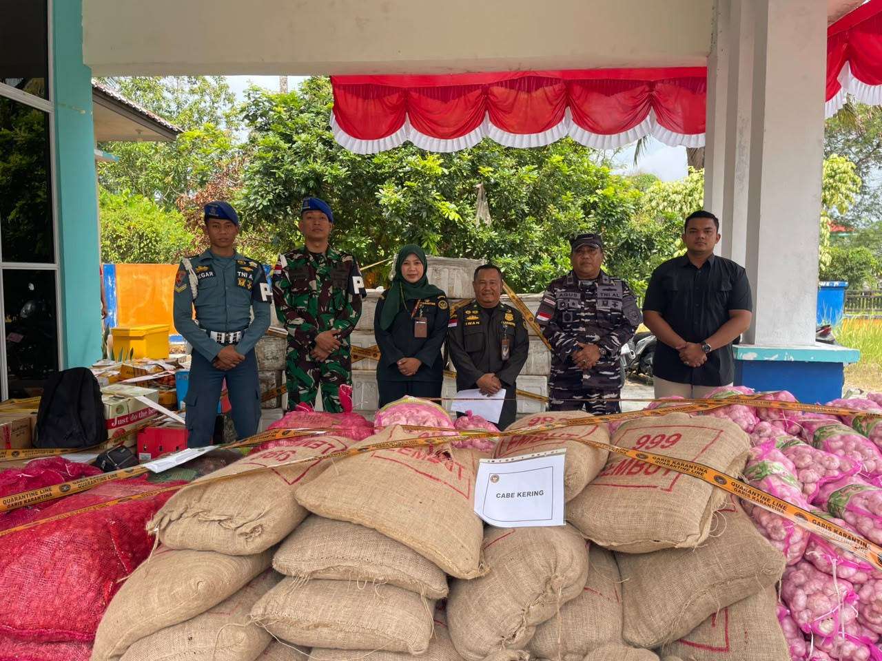 Sinergi Tim Quick Response Lanal Ranai dan BKHIT Natuna Gagalkan Penyelundupan 3 Truk Sembako Tanpa Dokumen di Pelabuhan Penagi