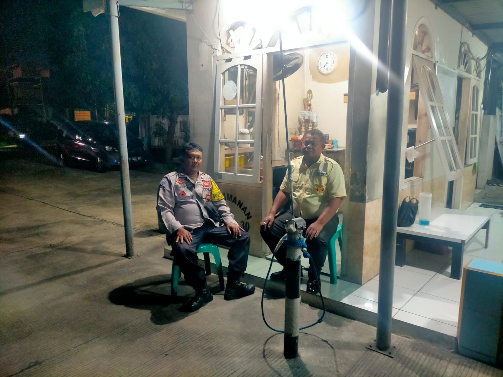 Antisipasi Curanmor, Bhabinkamtibmas Polsek Medan Satria Sambangi Satpam Perumahan di Jam Rawan