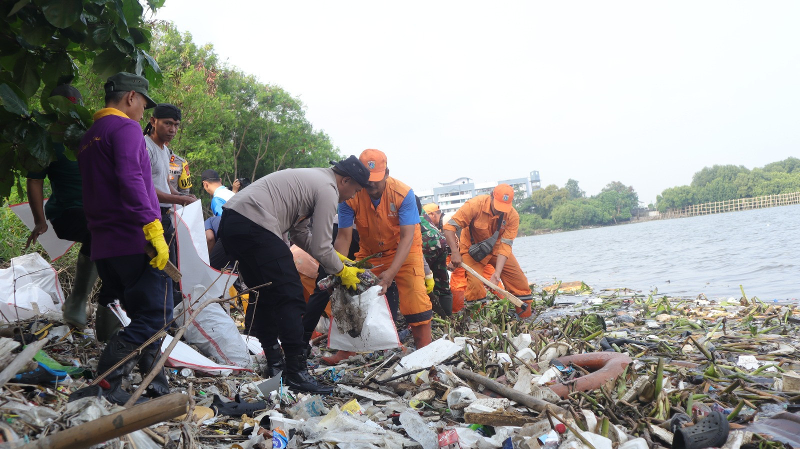 Wakapolres Kepulauan Seribu Hadiri Kegiatan “Jaga Jakarta Bersih” Forkopimko Jakarta Utara di Pantai Marunda