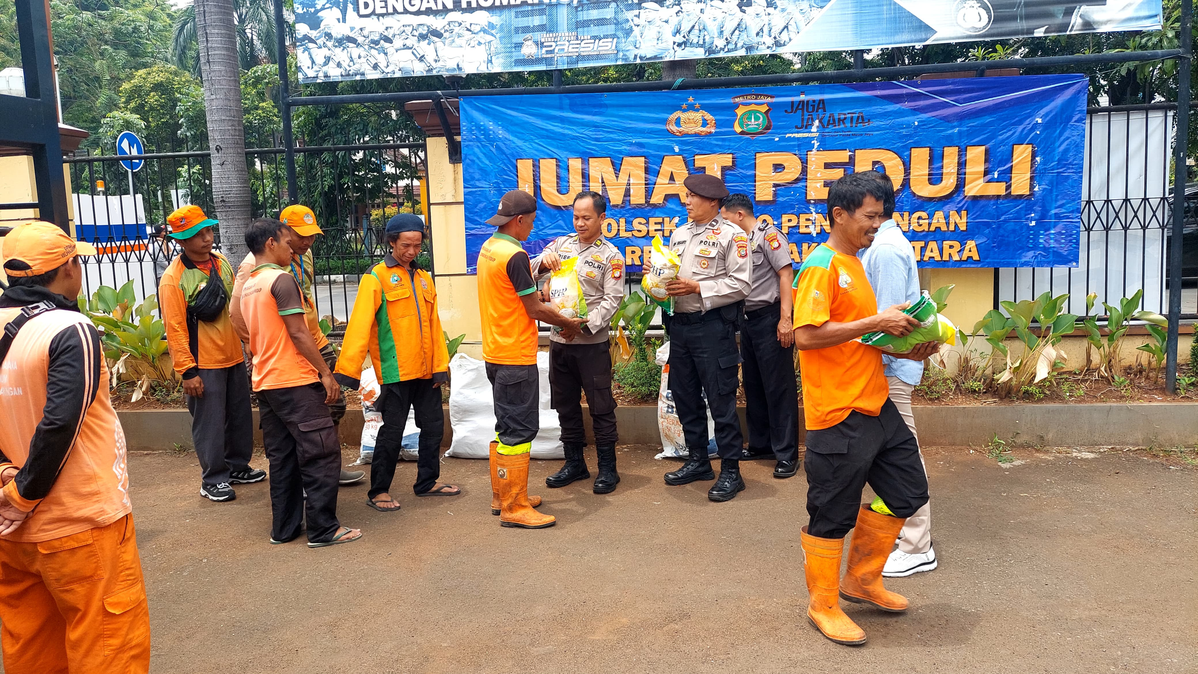 Polsek Metro Penjaringan Gelar Program Jum’at Peduli, Apresiasi PPSU dan Badan Air