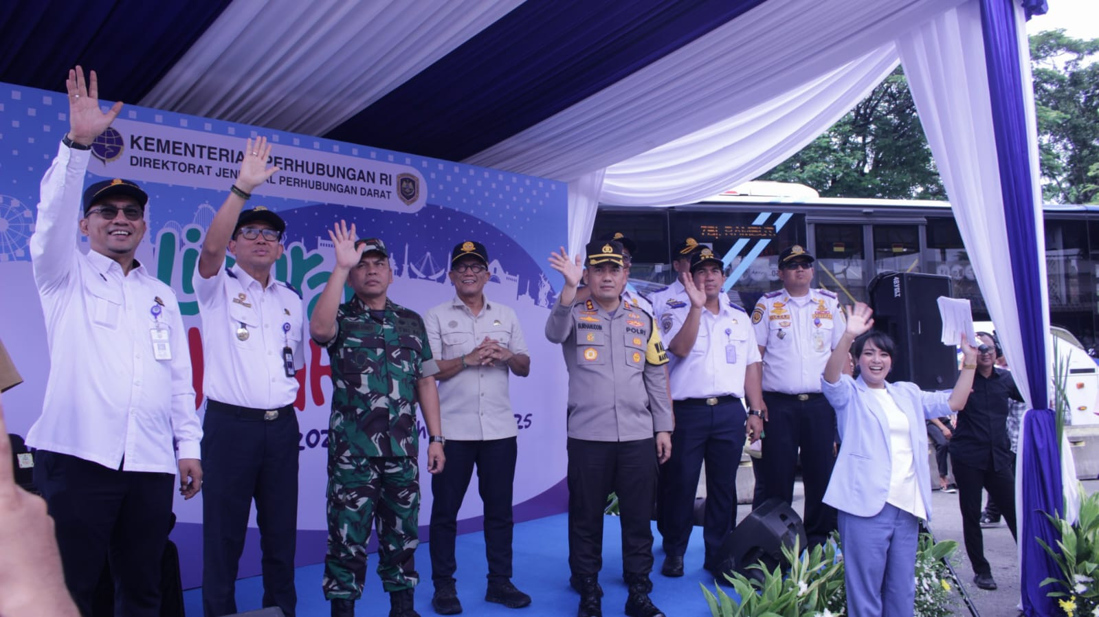 Wakapolres  Metro Jakarta Timur Turut Melepas Mudik Gratis Nataru 2024 di Terminal Bus Kampung Rambutan