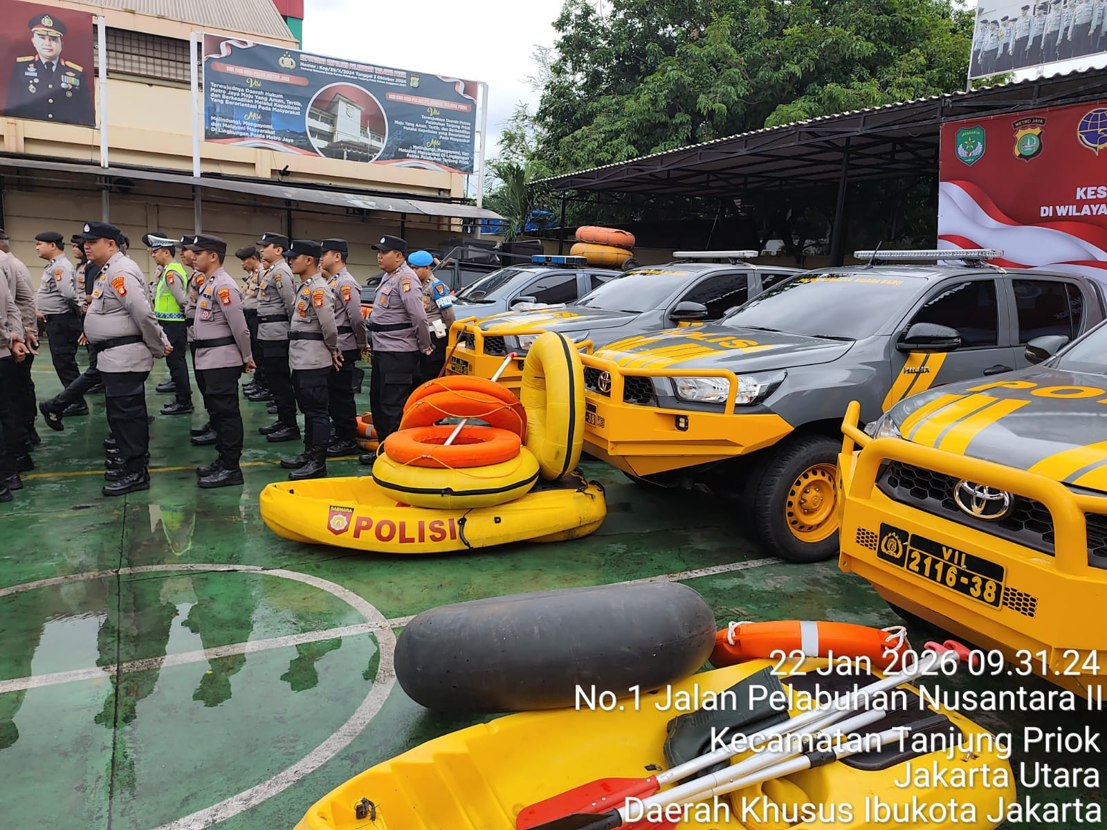 Banjir Rendam Sejumlah Ruas Jalan Jakarta, Brimob–Lantas–Polair PMJ Bergerak Cepat, Polri Siagakan 128.247 Personel Secara Nasional
