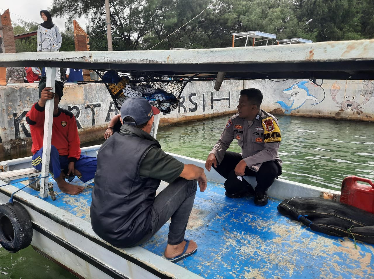 Bhabinkamtibmas Pulau Lancang Sosialisasikan Layanan Call Center 110 kepada Warga