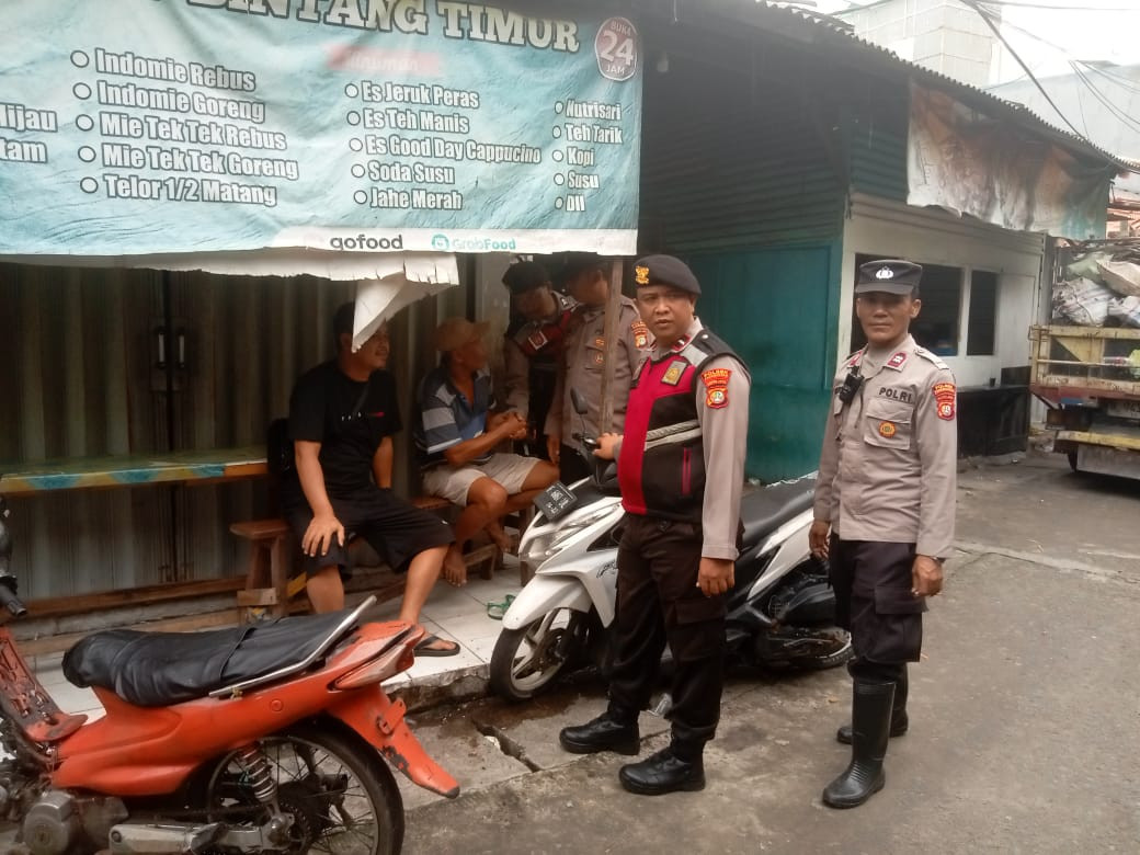 Polsek Pademangan Gelar Patroli Jalan Kaki Dukung Program “Jaga Lingkungan”