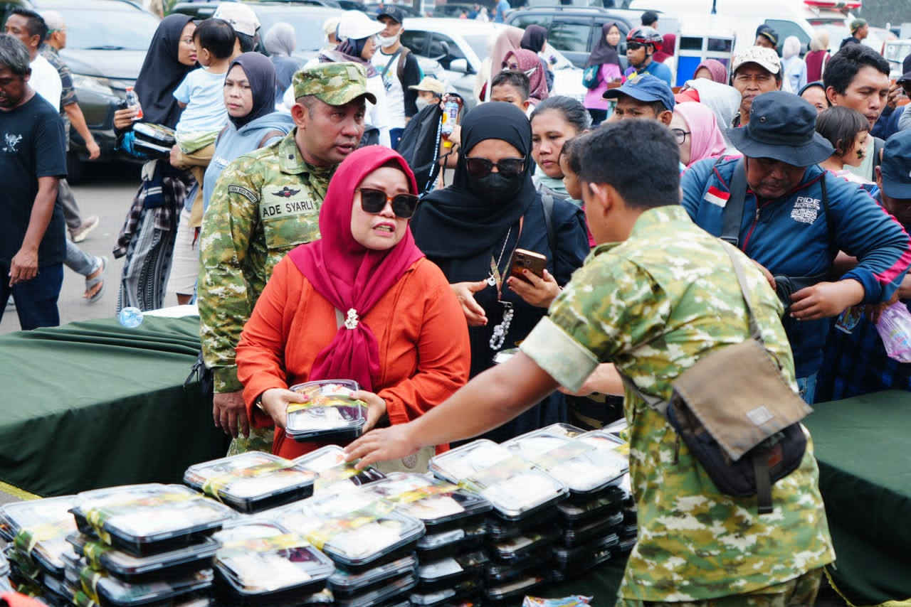 TNI Bagikan 22.000 Porsi Makanan Gratis Untuk Masyarakat pada TNI Fair 2026 Di Monas