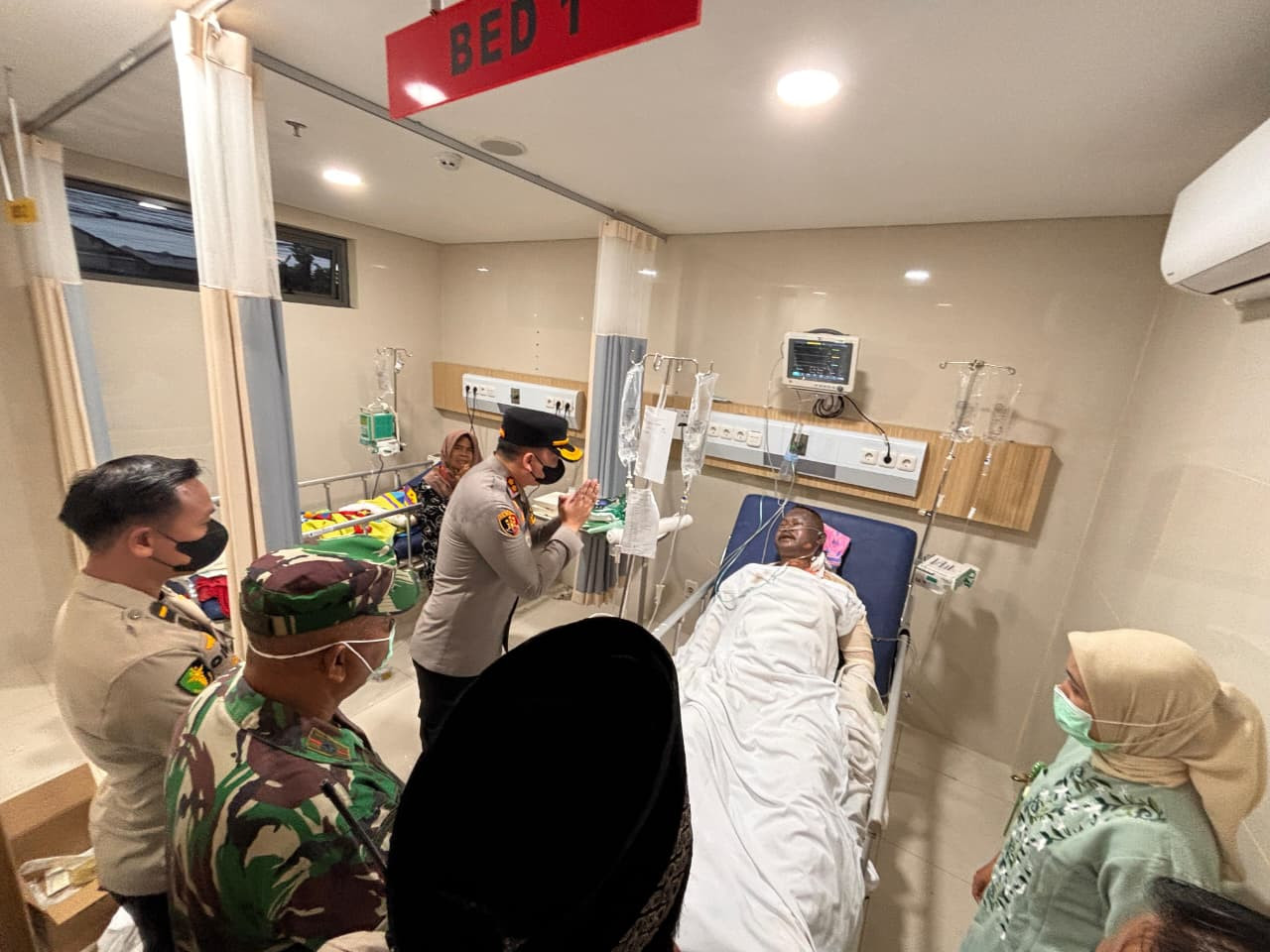 Kapolres Tangsel Jenguk Korban Ledakan di Pamulang, Serahkan Bantuan Sosial