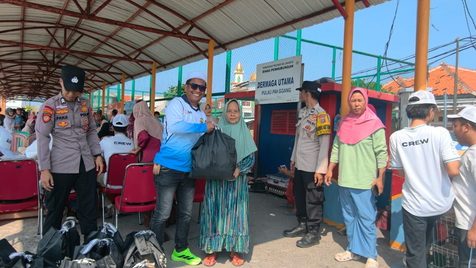 Polri Peduli, Polsek Kepulauan Seribu Utara Salurkan 434 Paket Sembako untuk Jompo Dhuafa Bersama Yayasan Antheia Project