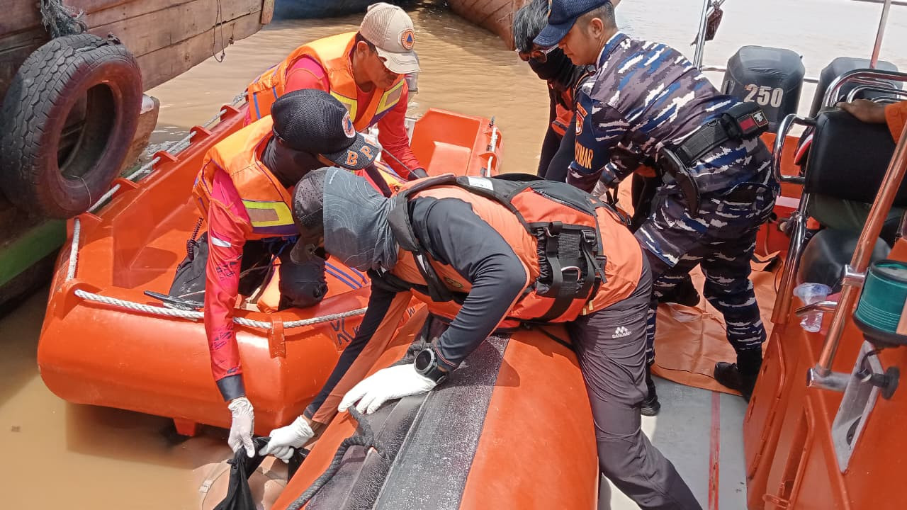 Setelah Pencarian Panjang, Akhirnya Posal Tanjung Datuk Bersama Tim SAR Gabungan Berhasil Temukan Korban Tenggelam di Perairan Pelabuhan Lasdap