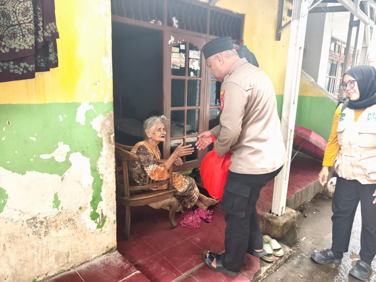 Wujud Kepedulian Polri, Kapolsek Bekasi Barat Serahkan Sembako ke Lansia