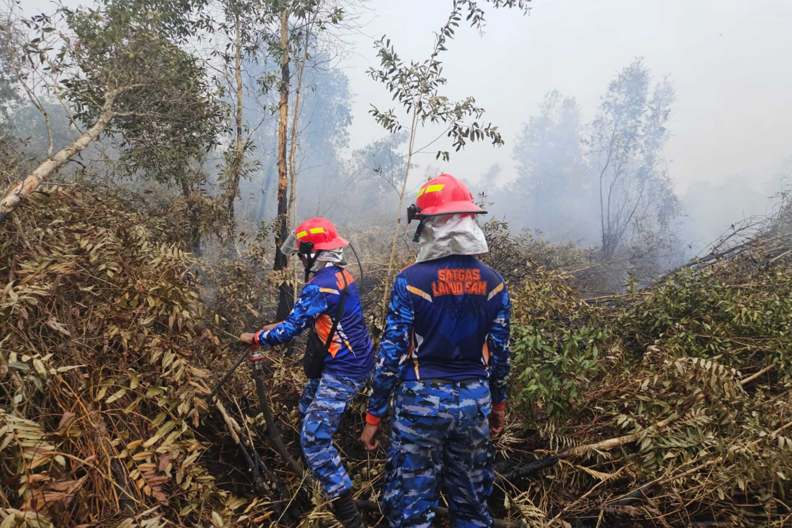 Asap Masih Mengepul, Satgas Darat Lanud Sjamsudin Noor Perkuat Pembasahan Lahan Gambut