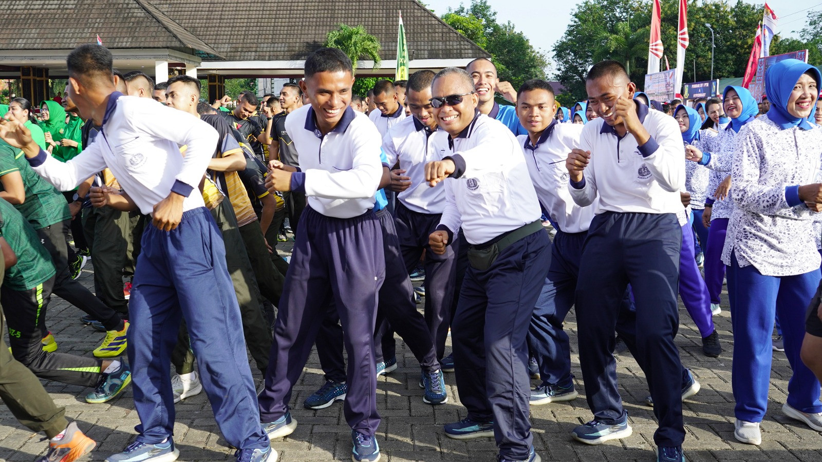 Prajurit Kodaeral IX Ambon Meriahkan Olahraga Bersama Songsong HUT Ke-80 TNI Tahun 2025