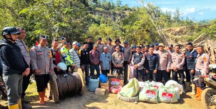 Tembus Medan Sulit, Polres Aceh Tengah Distribusikan Sembako dan Sling Baja ke Kemukiman Jamat