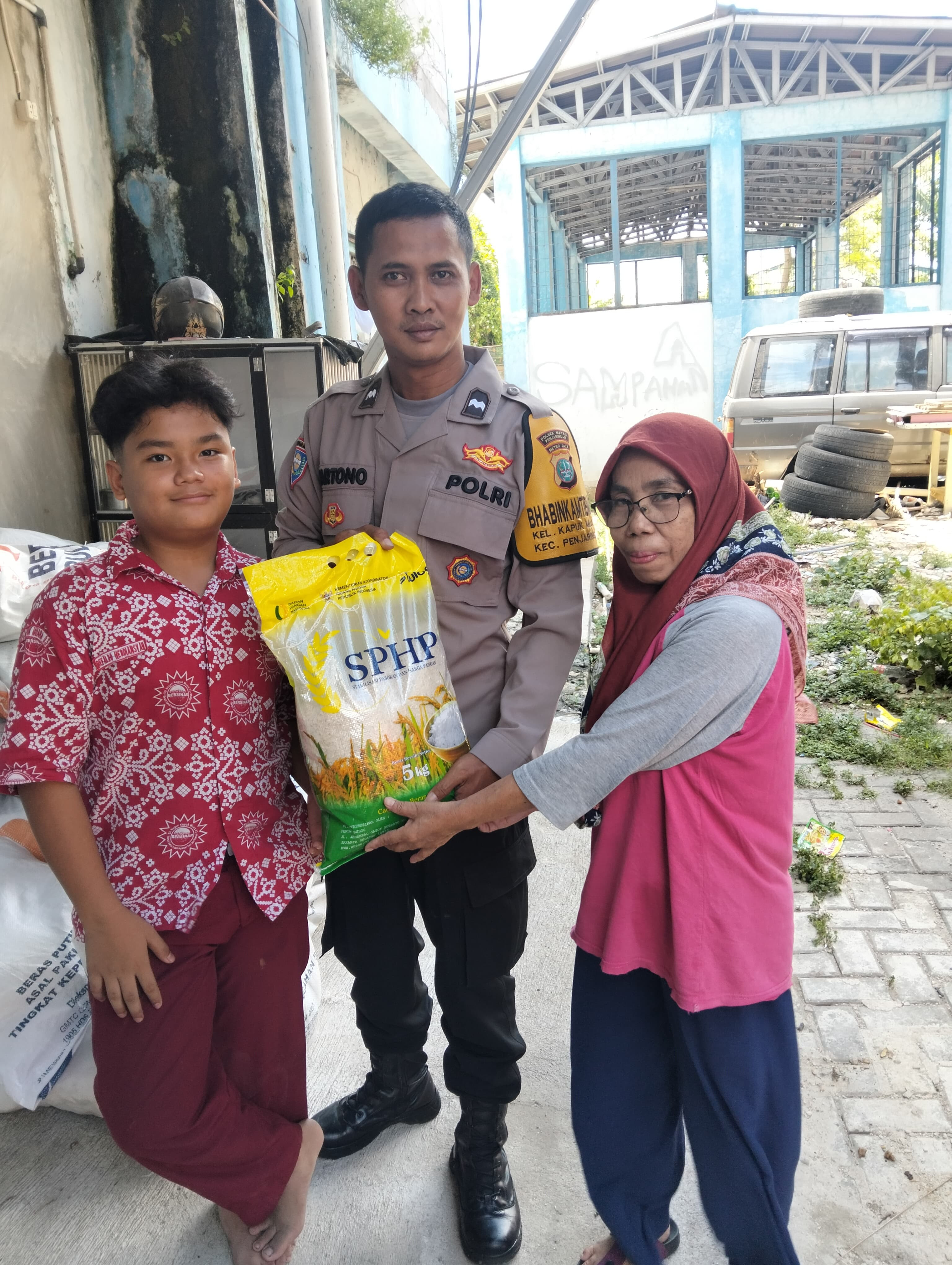 Jaga Jakarta, Jaga Lingkungan Polsek Metro Penjaringan Kawal Distribusi Beras Murah SPHP Bulog untuk Warga