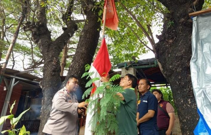 Polsek Metro Tanah Abang Tertibkan Bendera Ormas Ilegal, Cegah Premanisme di Ruang Publik
