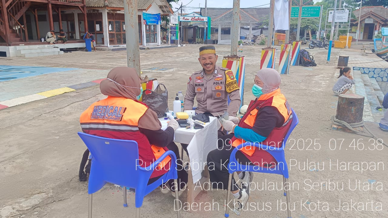 Bhabinkamtibmas Pulau Sabira Jalin Silaturahmi dengan Petugas Kesehatan untuk Tingkatkan Kamtibmas