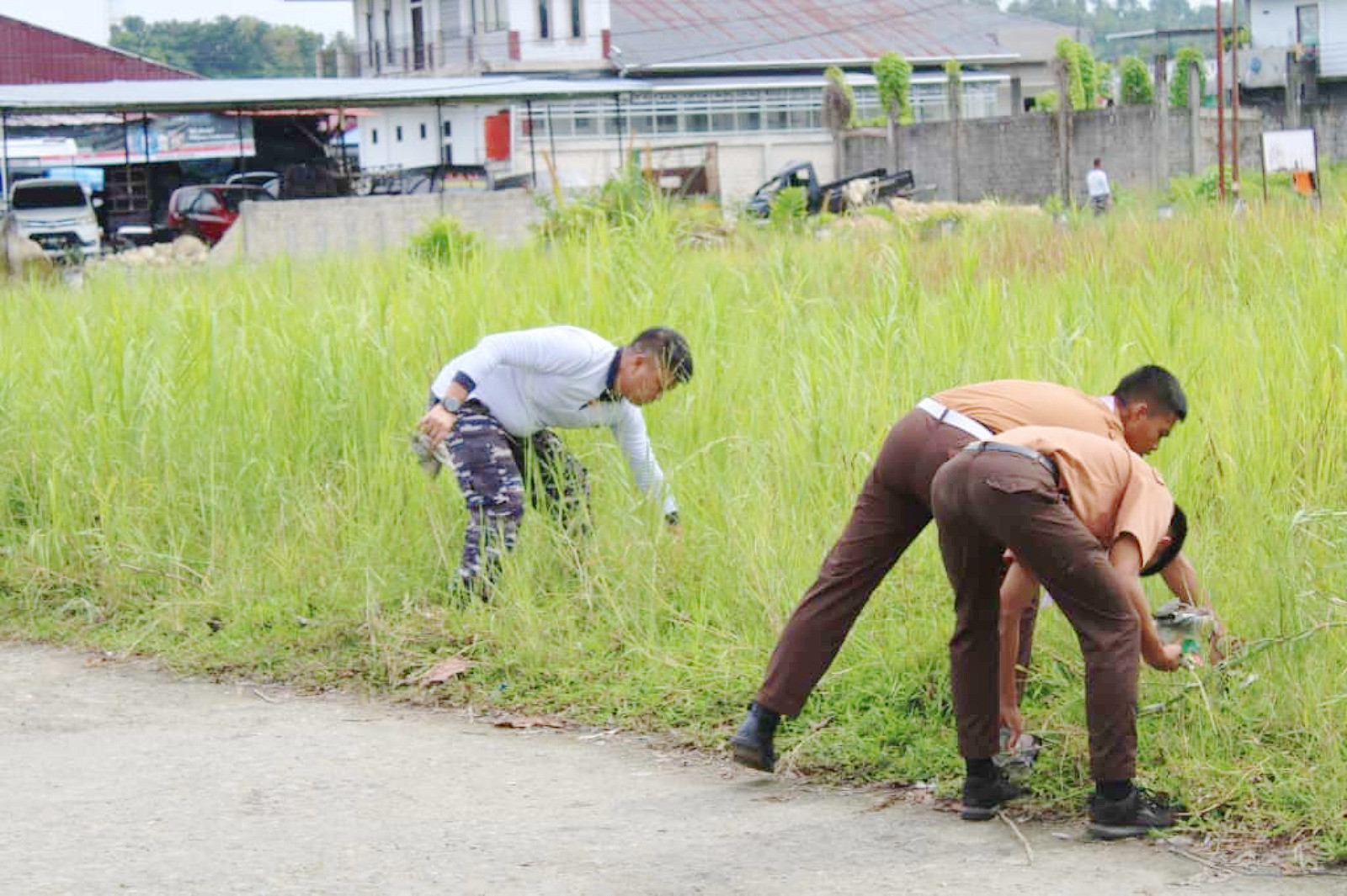 Kolaborasi TNI AL Dengan Masyarakat Dalam Kegiatan Bakti Sosial Bersih Lingkungan