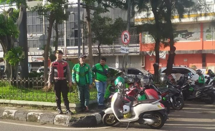 Polri Hadir Memberikan Pelayanan Pengaturan Arus Lalu Lintas Pagi Hari