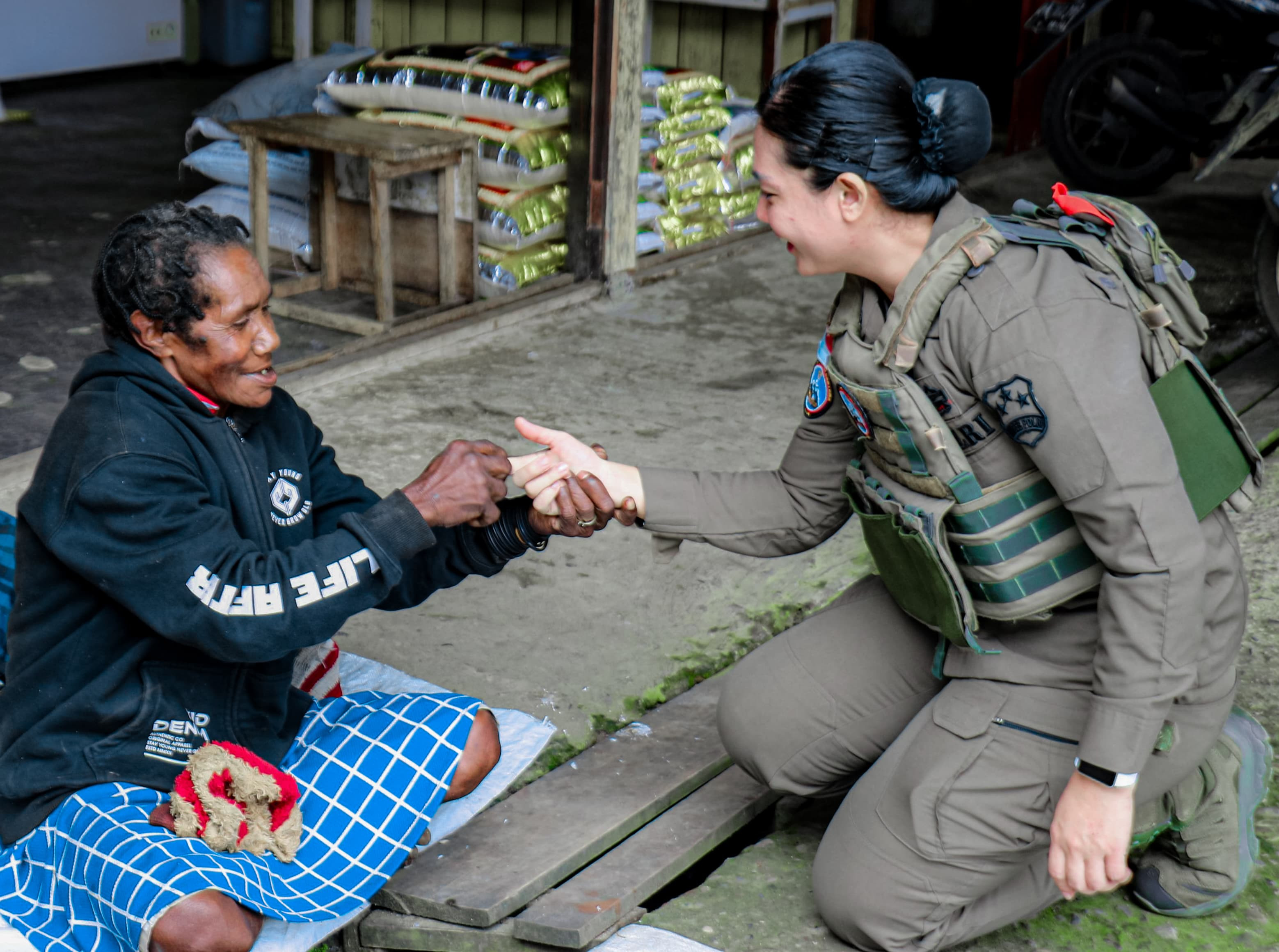 Senyum Polwan Ops Damai Cartenz Membawa Berkah Bagi Mama-Mama Papua di Pasar Lama Oksibil