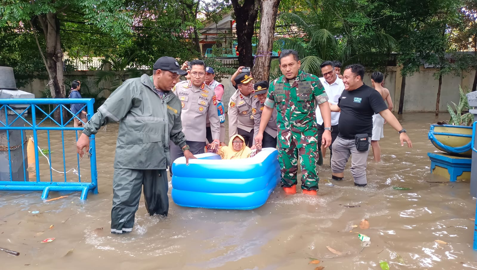 Kapolres Metro Jakarta Utara Tinjau dan Evakuasi Korban Banjir di Semper Barat, Cilincing