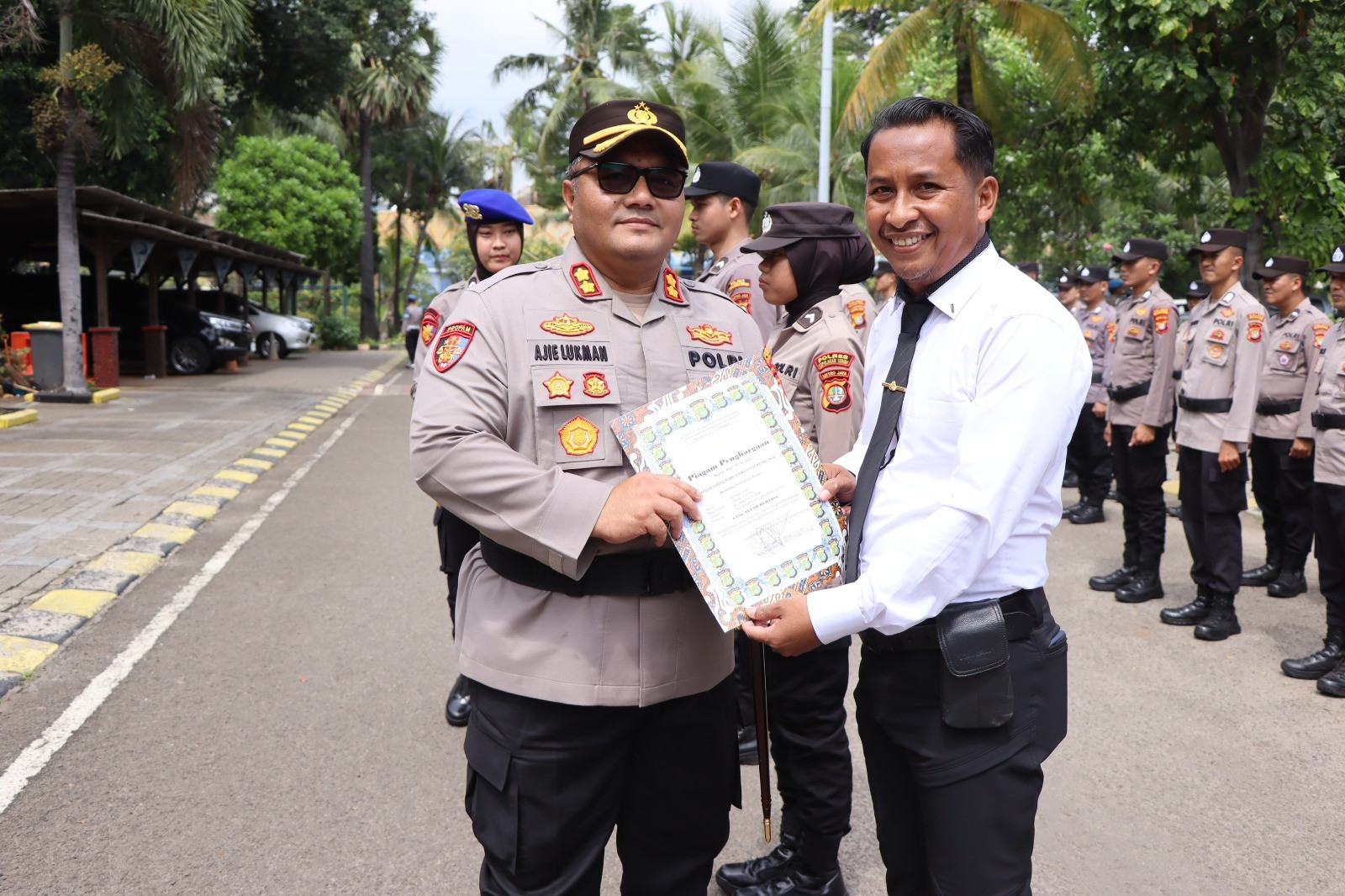 Kapolres Kepulauan Seribu Berikan Penghargaan kepada 36 Personel Berprestasi
