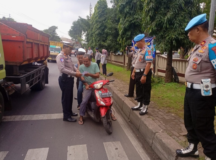 Unit Lantas Polsek Bantar Gebang Gelar Operasi Keselamatan Jaya 2025 di Jl. Raya Narogong