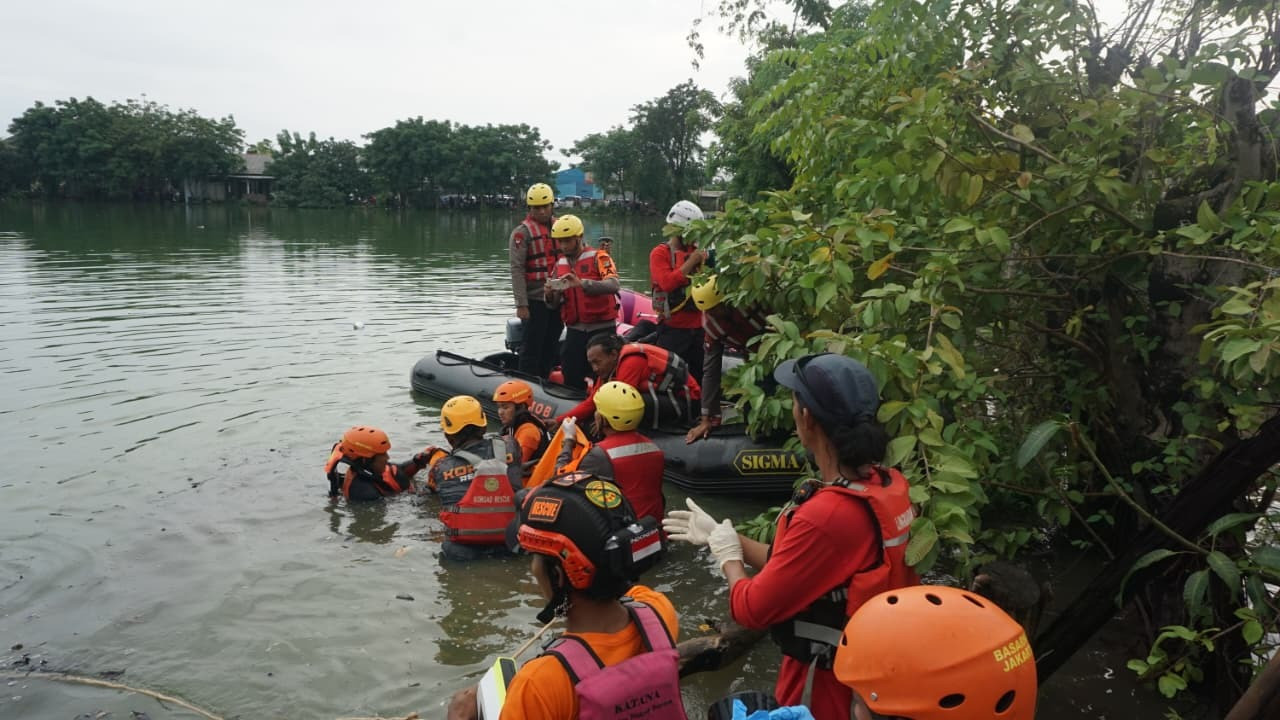 Tim SAR Brimob Polda Metro Evakuasi Ibu-ibu yang Tenggelam di Danau Bekasi
