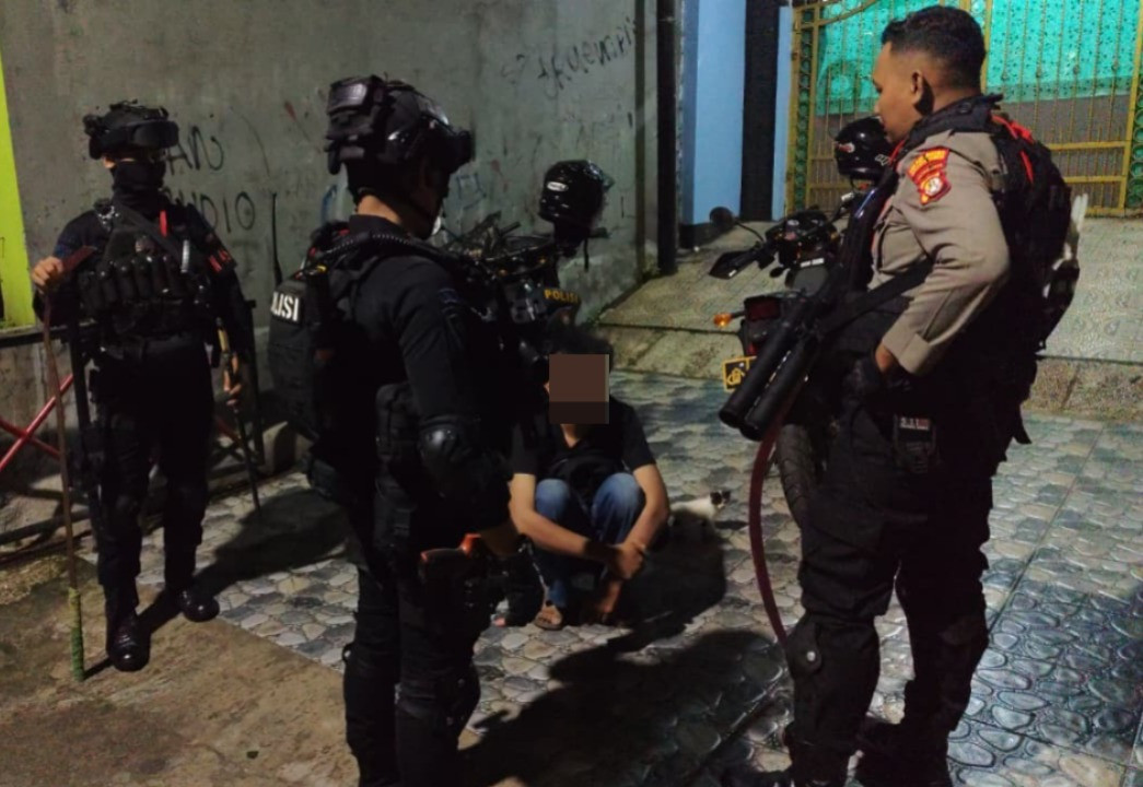 Patroli Gabungan Brimob–Polres Jaktim Sita Sejumlah Sajam, Rencana Tawuran Digagalkan